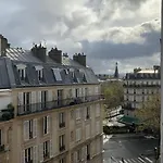Cozy Studio For 2 With Rooftop Views In Central Paris